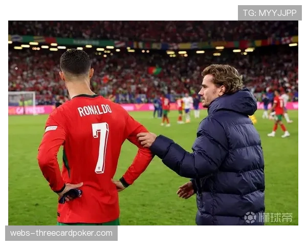 镜头聚焦：格列兹曼回撤至本方禁区参与防守并随即策动快攻